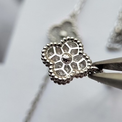 Buy replica Van Cleef & Arpels Full Diamond Mini Six Clover Bracelet 6 Motifs and replica jewelry from PICKS Jewelry