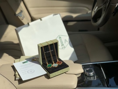 Buy replica Van Cleef & Arpels Vintage Alhambra Pendant Large Clover Sweater Necklace and replica jewelry from PICKS Jewelry