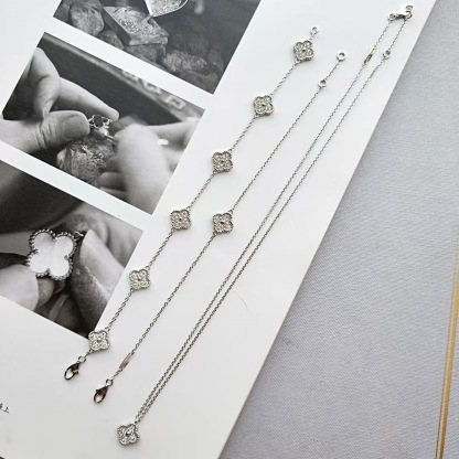 Buy replica Van Cleef & Arpels Full Diamond Mini Six Clover Bracelet 6 Motifs and replica jewelry from PICKS Jewelry