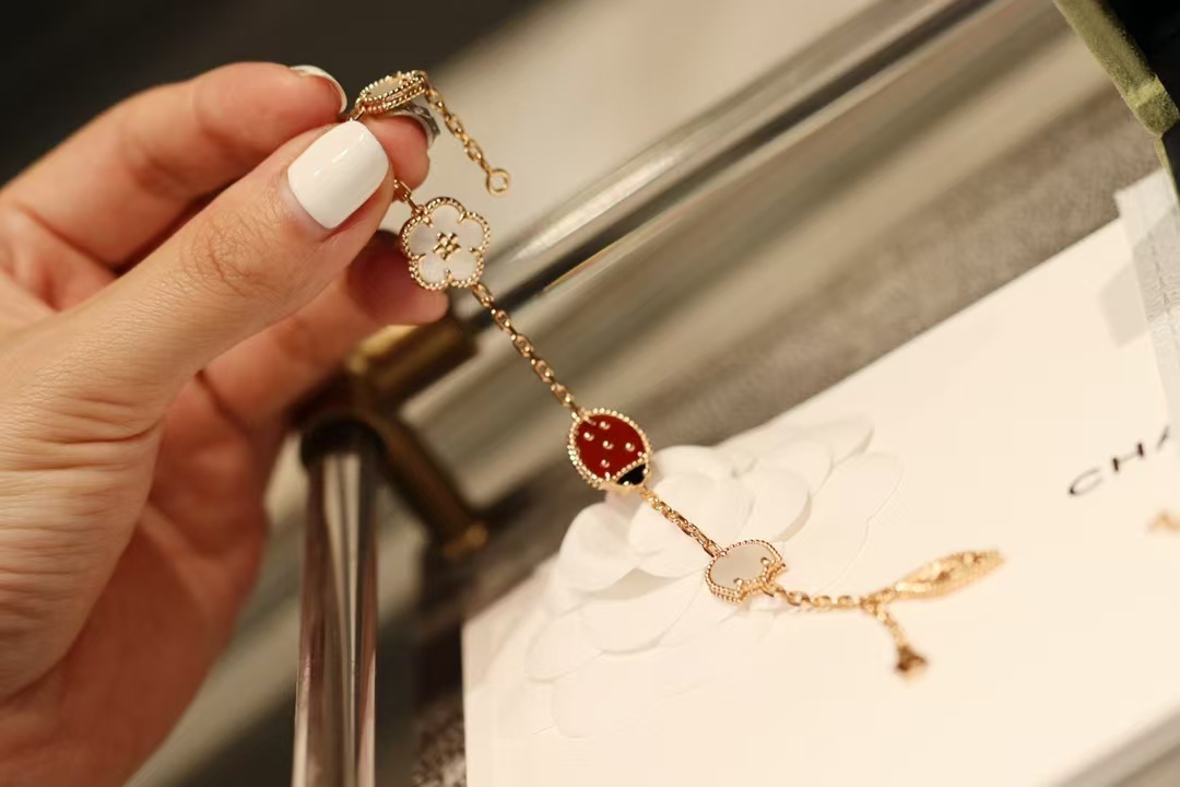 Buy replica Van Cleef & Arpels Lucky Spring Bracelet, 5 Motifs and replica jewelry from PICKS Jewelry