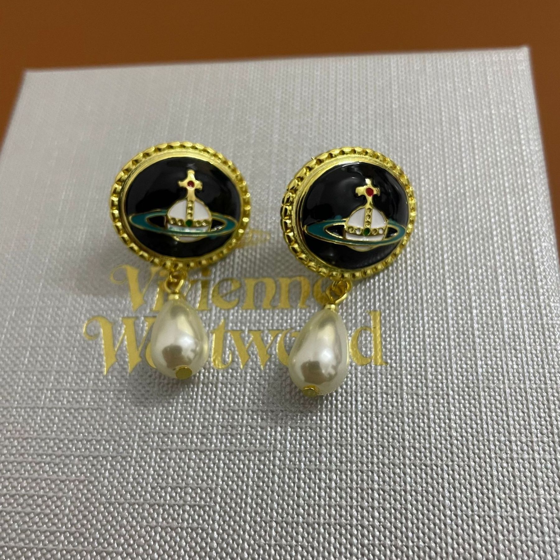 Buy replica Vivienne Westwood Enamel Saturn Waterdrop Pearl Earrings and replica jewelry from PICKS Jewelry