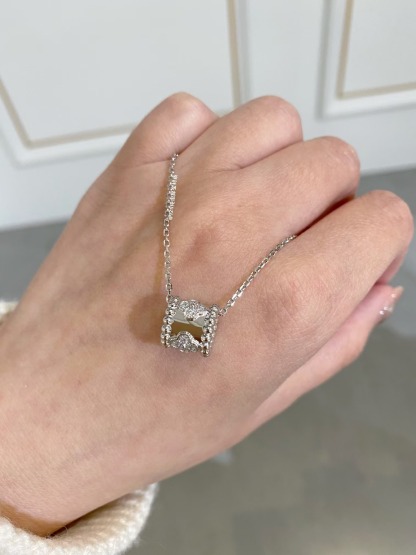 Buy replica Van Cleef & Arpels Perlée Clovers Pendant Necklace and replica jewelry from PICKS Jewelry