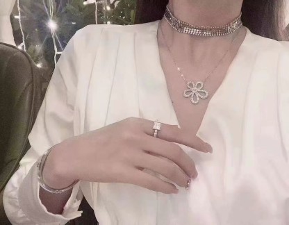 Buy replica Van Cleef & Arpels Flowerlace Pendant Necklace and replica jewelry from PICKS Jewelry