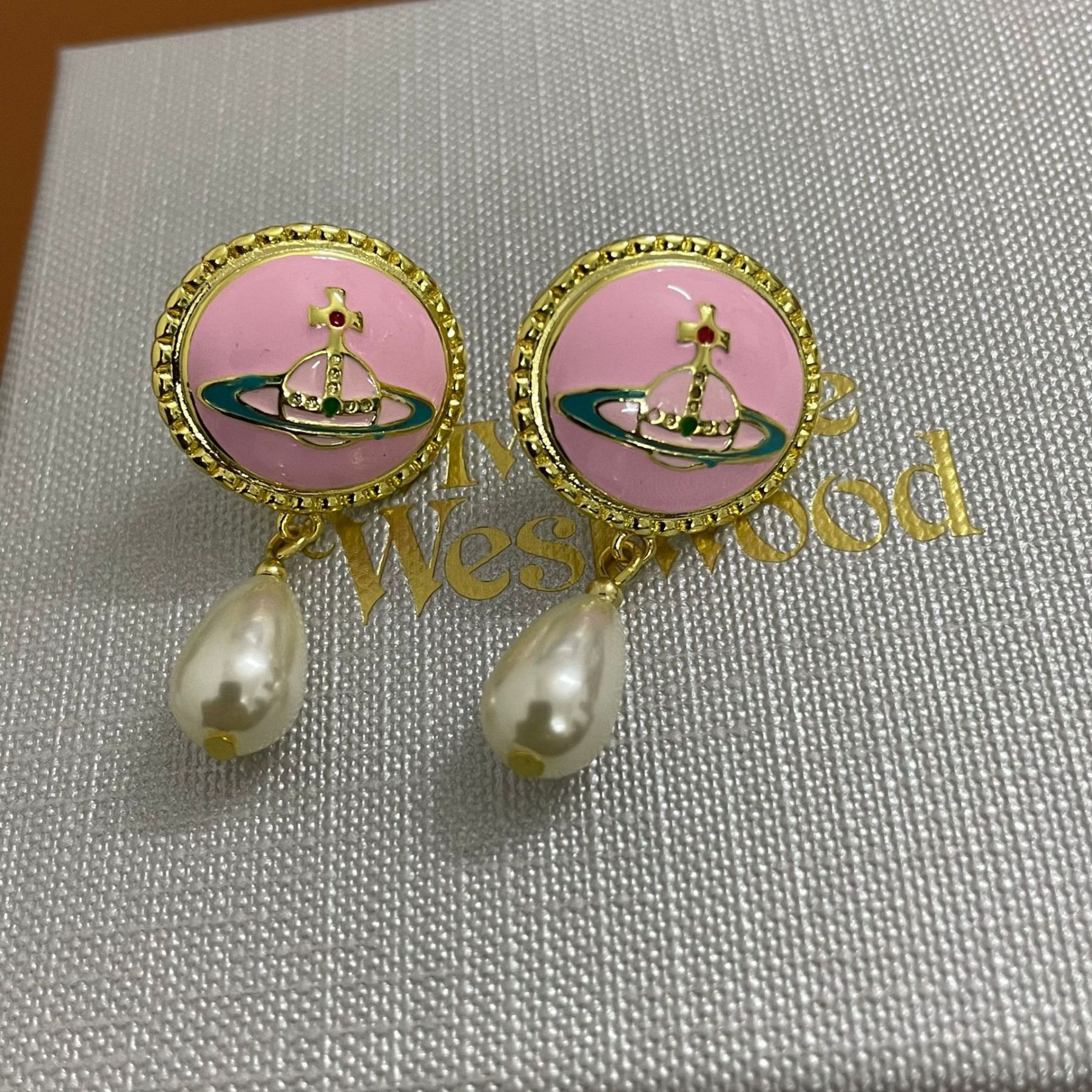 Buy replica Vivienne Westwood Enamel Saturn Waterdrop Pearl Earrings and replica jewelry from PICKS Jewelry