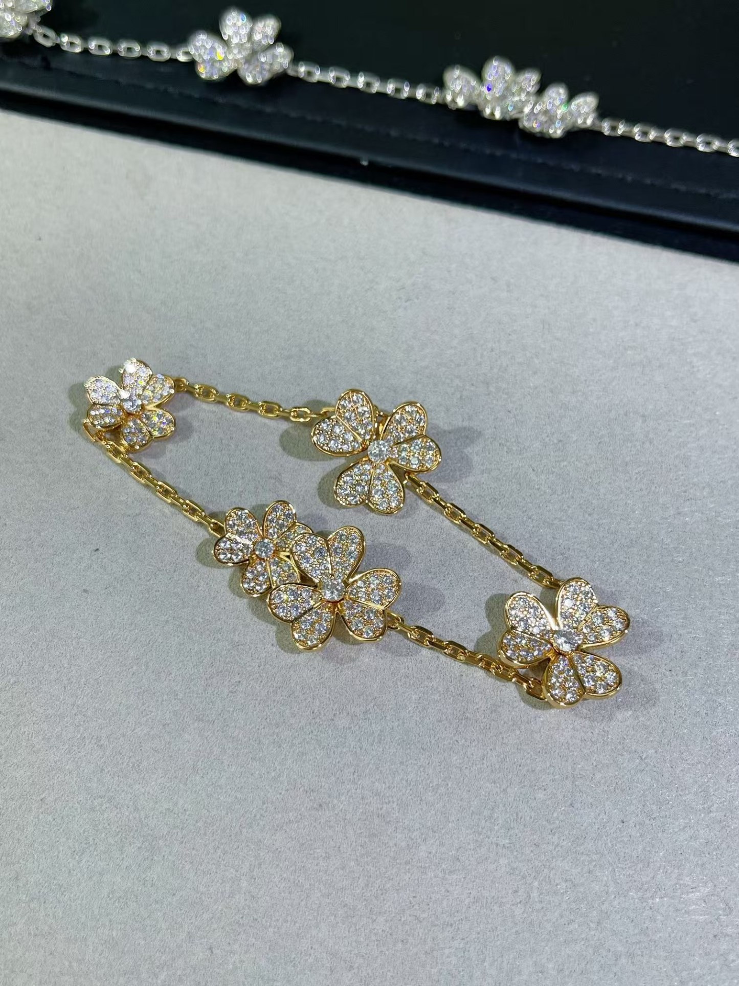 Buy replica Van Cleef & Arpels Frivole Bracelet 5 Flowers and replica jewelry from PICKS Jewelry