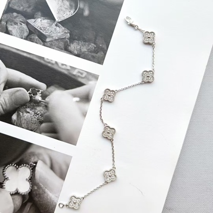 Buy replica Van Cleef & Arpels Full Diamond Mini Six Clover Bracelet 6 Motifs and replica jewelry from PICKS Jewelry