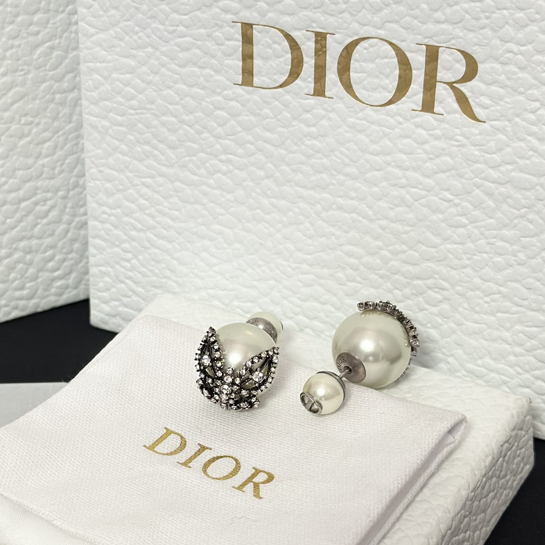 Buy replica Dior Butterfly Paved on Pearl Stud Earrings and replica jewelry from PICKS Jewelry