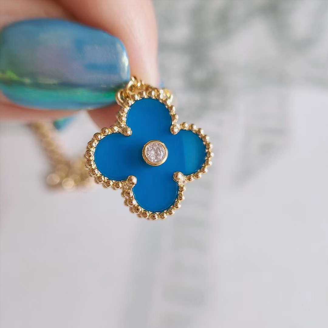 Buy replica Van Cleef & Arpels Magic Alhambra Pendant Necklace and replica jewelry from PICKS Jewelry