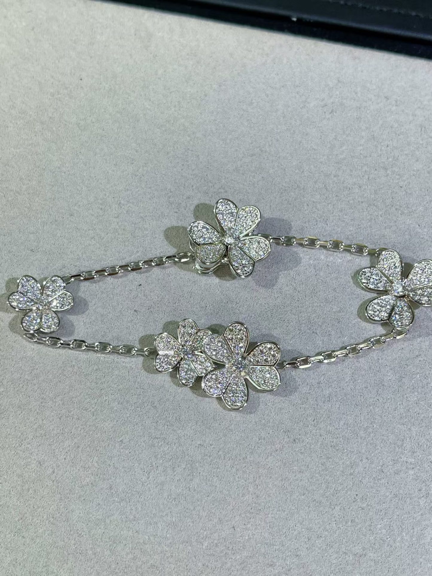Buy replica Van Cleef & Arpels Frivole Bracelet 5 Flowers and replica jewelry from PICKS Jewelry