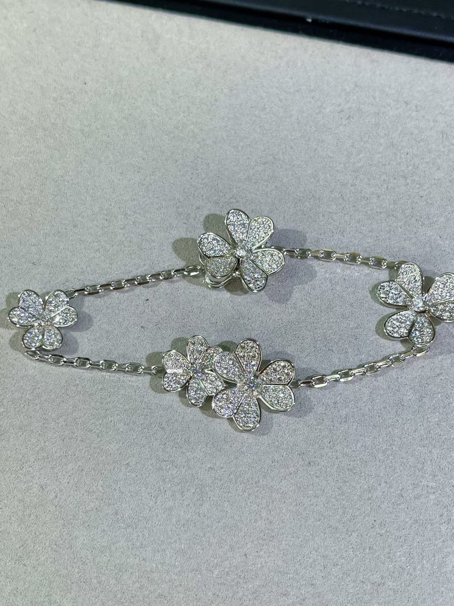 Buy replica Van Cleef & Arpels Frivole Bracelet 5 Flowers and replica jewelry from PICKS Jewelry