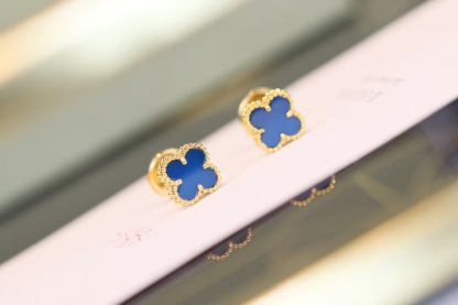 Buy replica Van Cleef & Arpels Earstuds Earring - Mini and replica jewelry from PICKS Jewelry