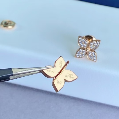 Buy replica Louis Vuitton Diamond Flower Stud Earrings and replica jewelry from PICKS Jewelry