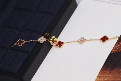 Buy replica Van Cleef & Arpels Carnelian Five Clover Bracelet 5 Motifs and replica jewelry from PICKS Jewelry