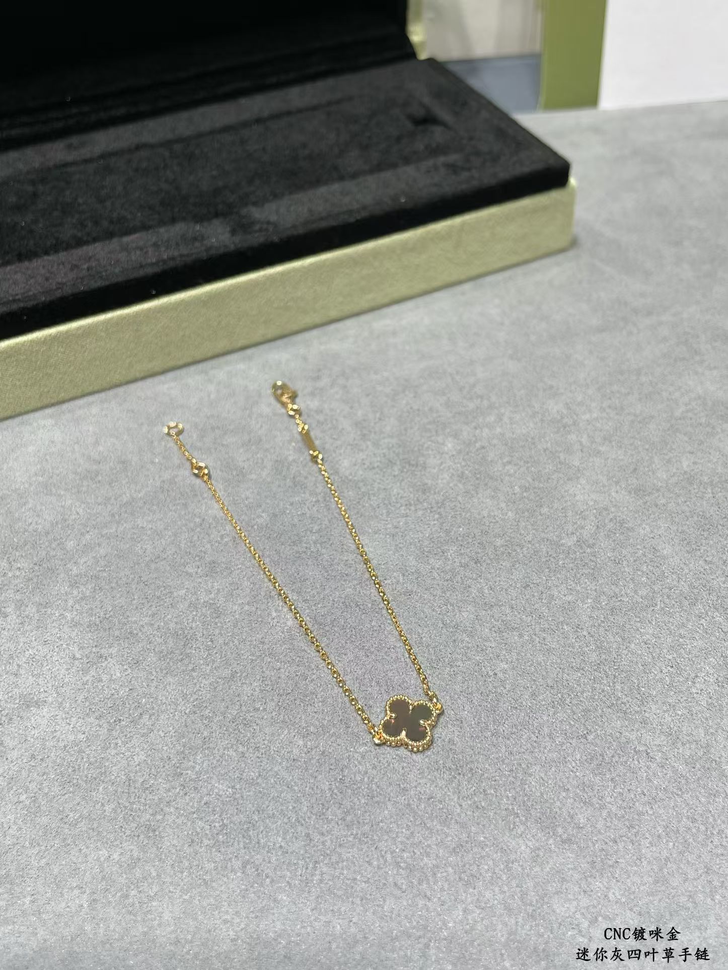 Buy replica Van Cleef & Arpels Natural Grey Mother of Pearl Single Clover Bracelet and replica jewelry from PICKS Jewelry