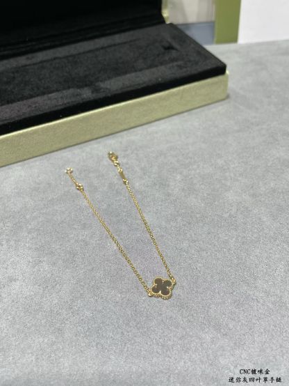 Buy replica Van Cleef & Arpels Natural Grey Mother of Pearl Single Clover Bracelet and replica jewelry from PICKS Jewelry