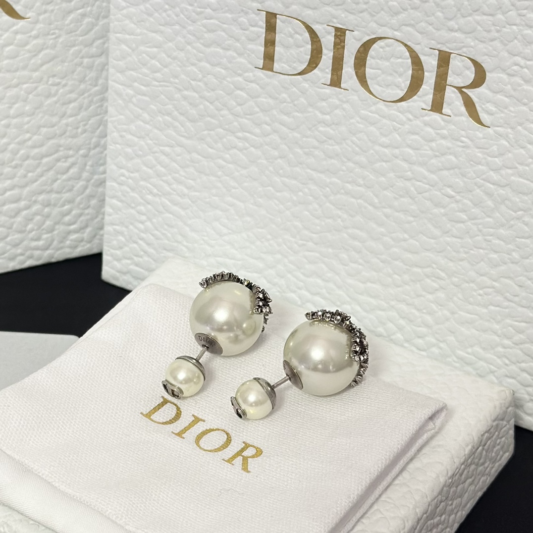 Buy replica Dior Butterfly Paved on Pearl Stud Earrings and replica jewelry from PICKS Jewelry