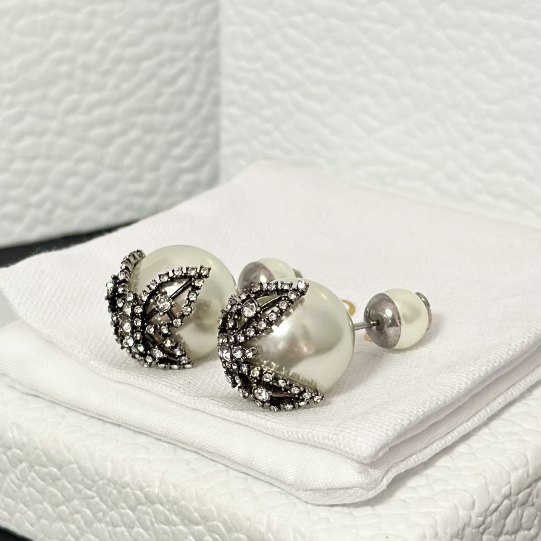 Buy replica Dior Butterfly Paved on Pearl Stud Earrings and replica jewelry from PICKS Jewelry