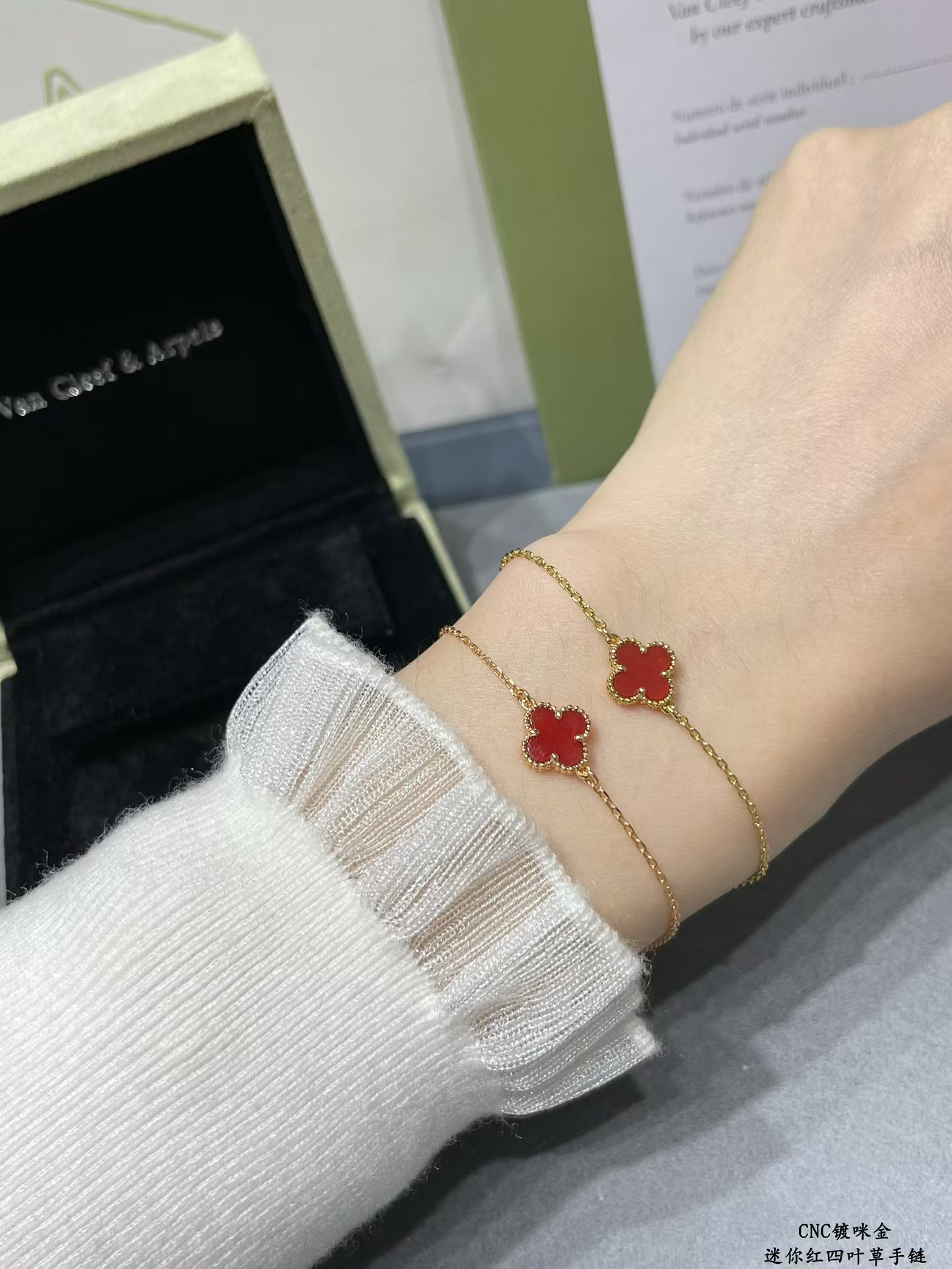 Buy replica Van Cleef & Arpels Red Agate Single Clover Bracelet and replica jewelry from PICKS Jewelry