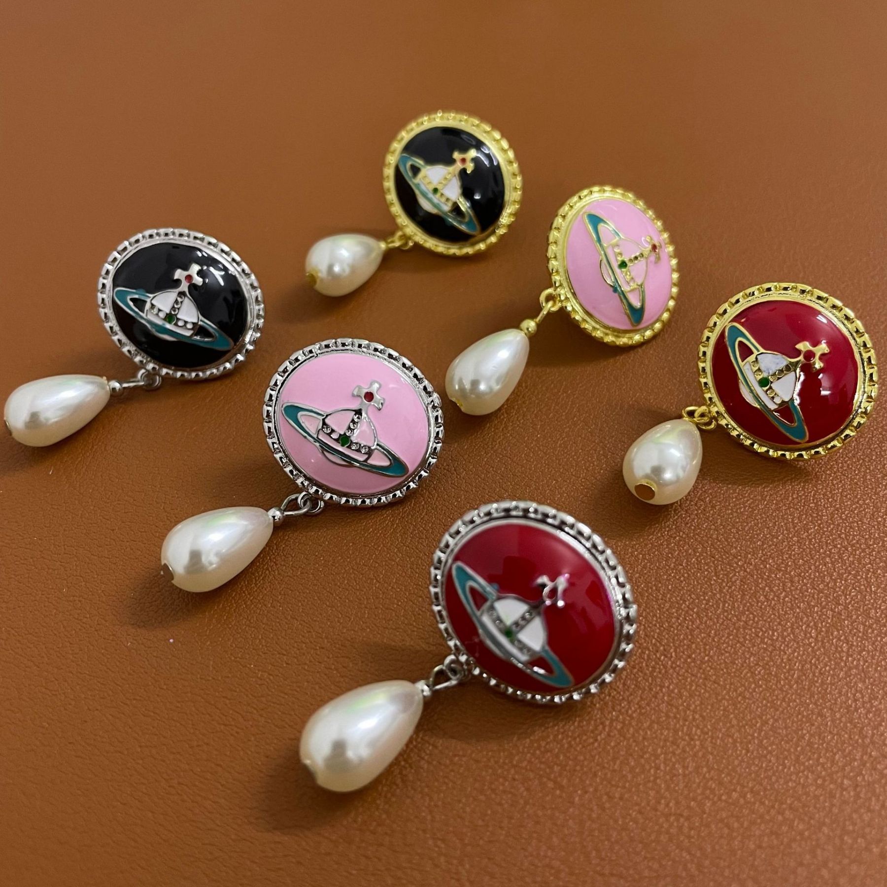 Buy replica Vivienne Westwood Enamel Saturn Waterdrop Pearl Earrings and replica jewelry from PICKS Jewelry