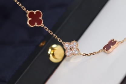 Buy replica Van Cleef & Arpels Carnelian Five Clover Bracelet 5 Motifs and replica jewelry from PICKS Jewelry