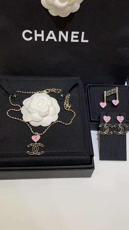 Buy replica Chanel Diamond Pearl Paved Double C Pendant Pearl Necklace and replica jewelry from PICKS Jewelry