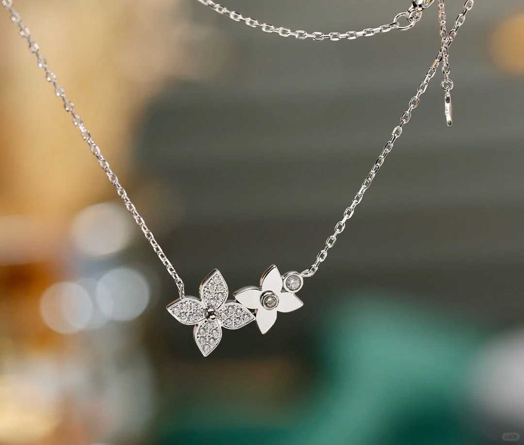 Buy replica Louis Vuitton Idylle Blossom Pendant Necklace-Two Flowers and replica jewelry from PICKS Jewelry