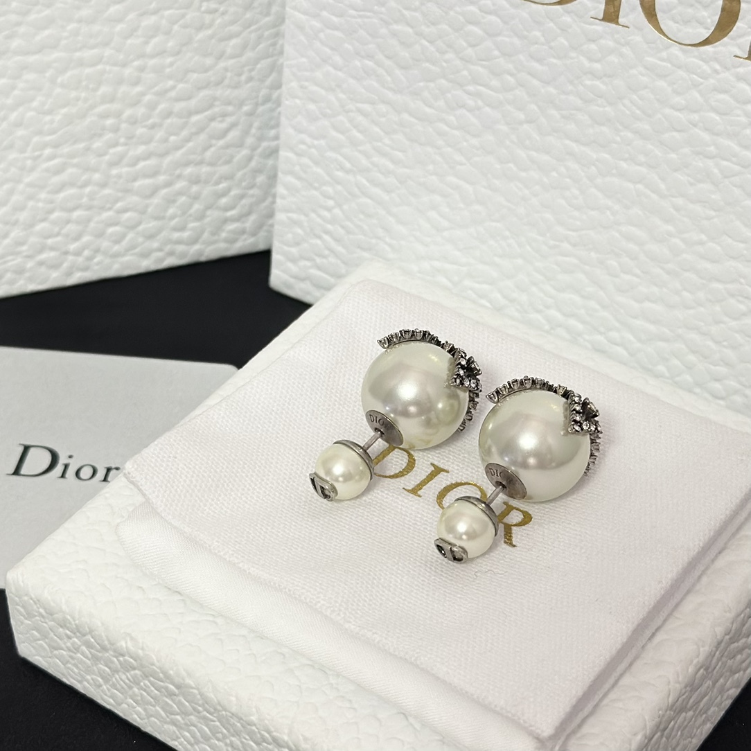 Buy replica Dior Butterfly Paved on Pearl Stud Earrings and replica jewelry from PICKS Jewelry