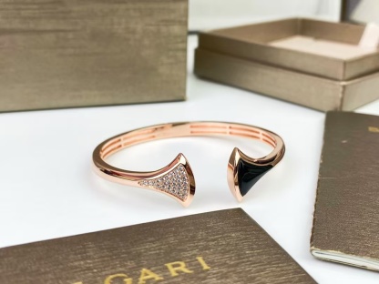 Buy replica Bvlgari Divas’ Dream Bracelet and replica jewelry from PICKS Jewelry