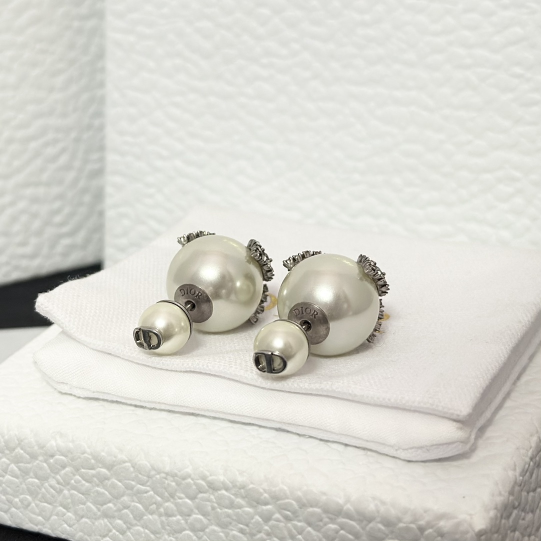 Buy replica Dior Butterfly Paved on Pearl Stud Earrings and replica jewelry from PICKS Jewelry