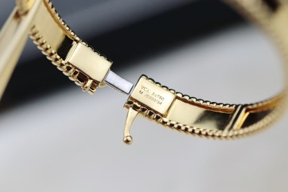 Buy replica Van Cleef & Arpels Perlée Signature Bracelet - Medium Bangle and replica jewelry from PICKS Jewelry