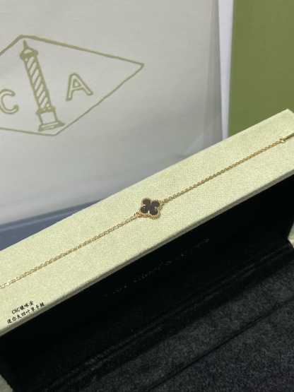 Buy replica Van Cleef & Arpels Natural Grey Mother of Pearl Single Clover Bracelet and replica jewelry from PICKS Jewelry