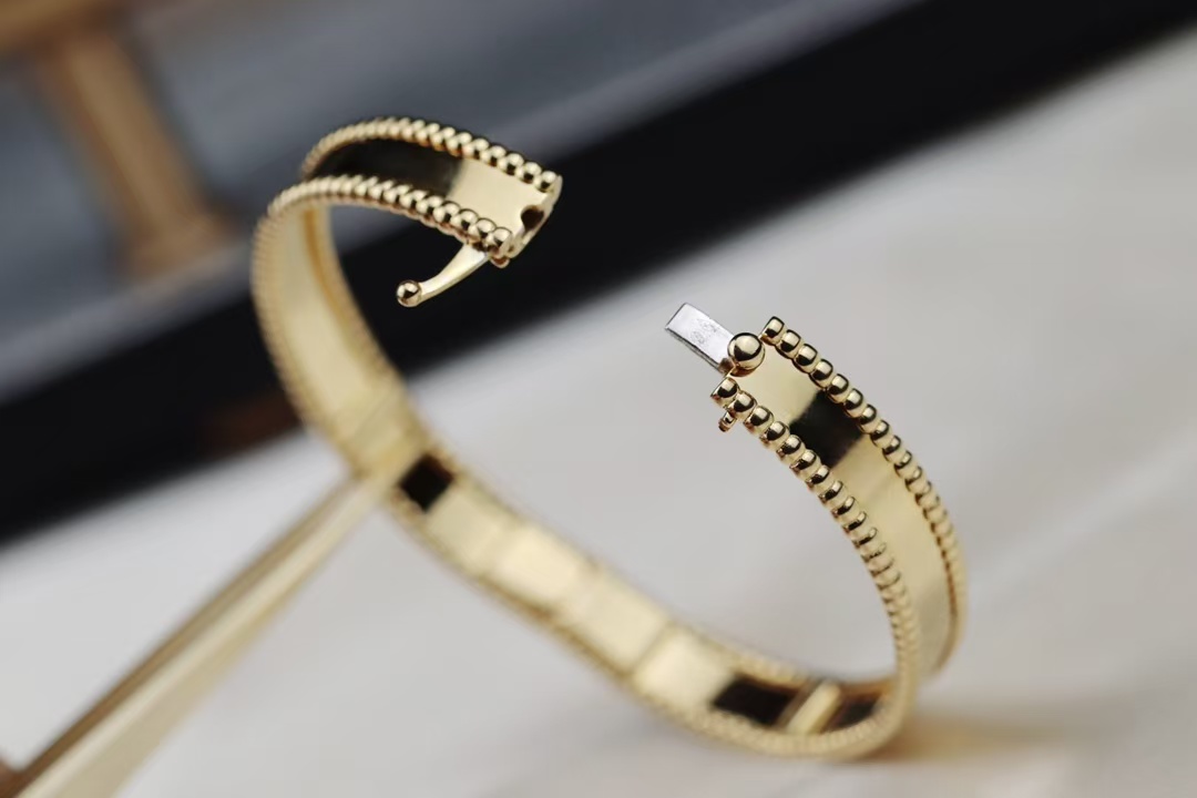 Buy replica Van Cleef & Arpels Perlée Signature Bracelet - Medium Bangle and replica jewelry from PICKS Jewelry