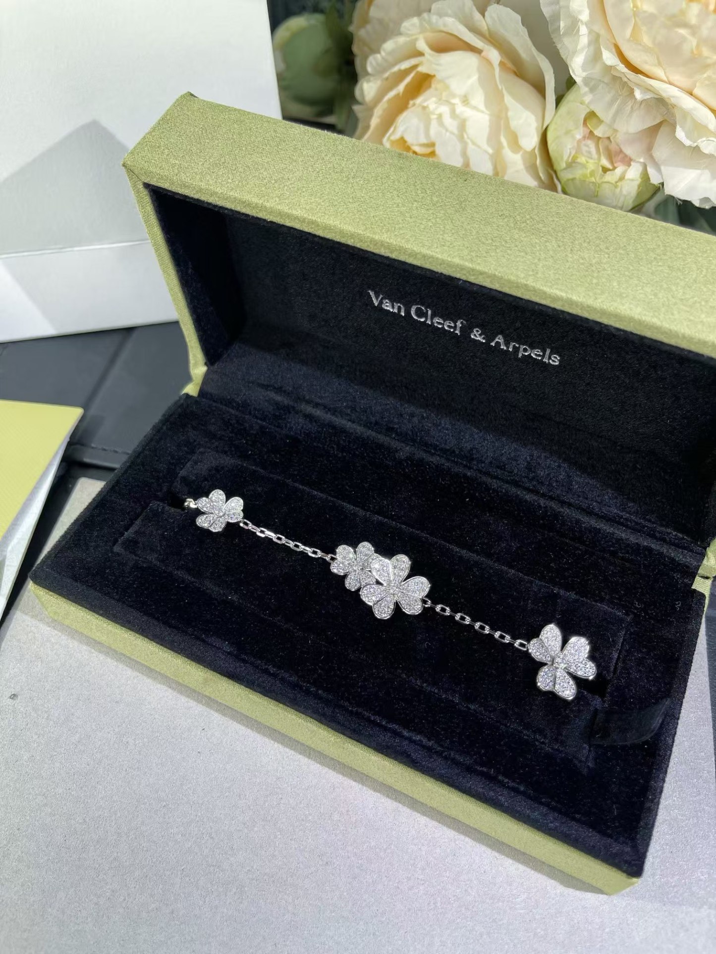 Buy replica Van Cleef & Arpels Frivole Bracelet 5 Flowers and replica jewelry from PICKS Jewelry