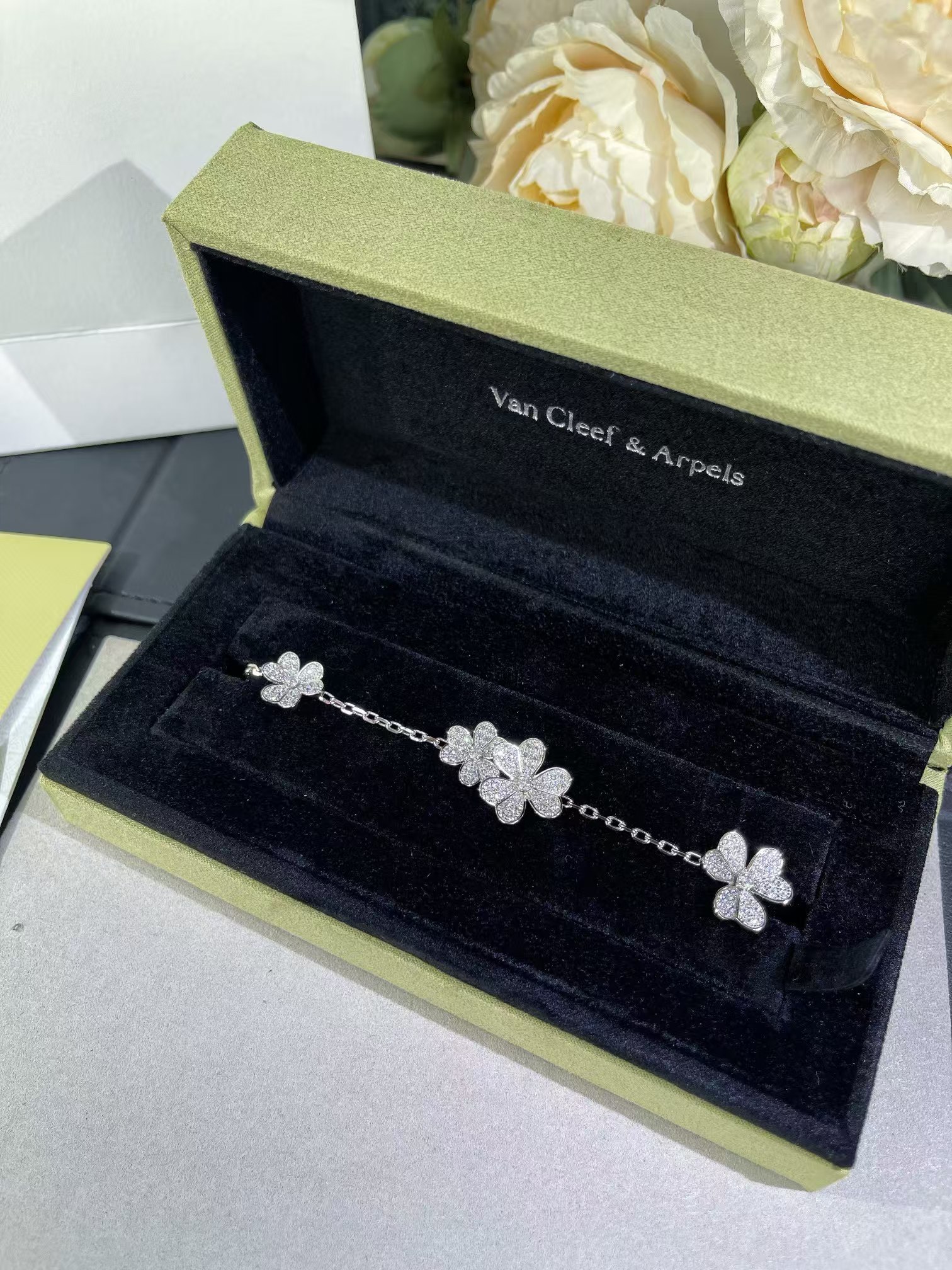 Buy replica Van Cleef & Arpels Frivole Bracelet 5 Flowers and replica jewelry from PICKS Jewelry
