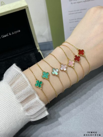 Buy replica Van Cleef & Arpels Natural Grey Mother of Pearl Single Clover Bracelet and replica jewelry from PICKS Jewelry