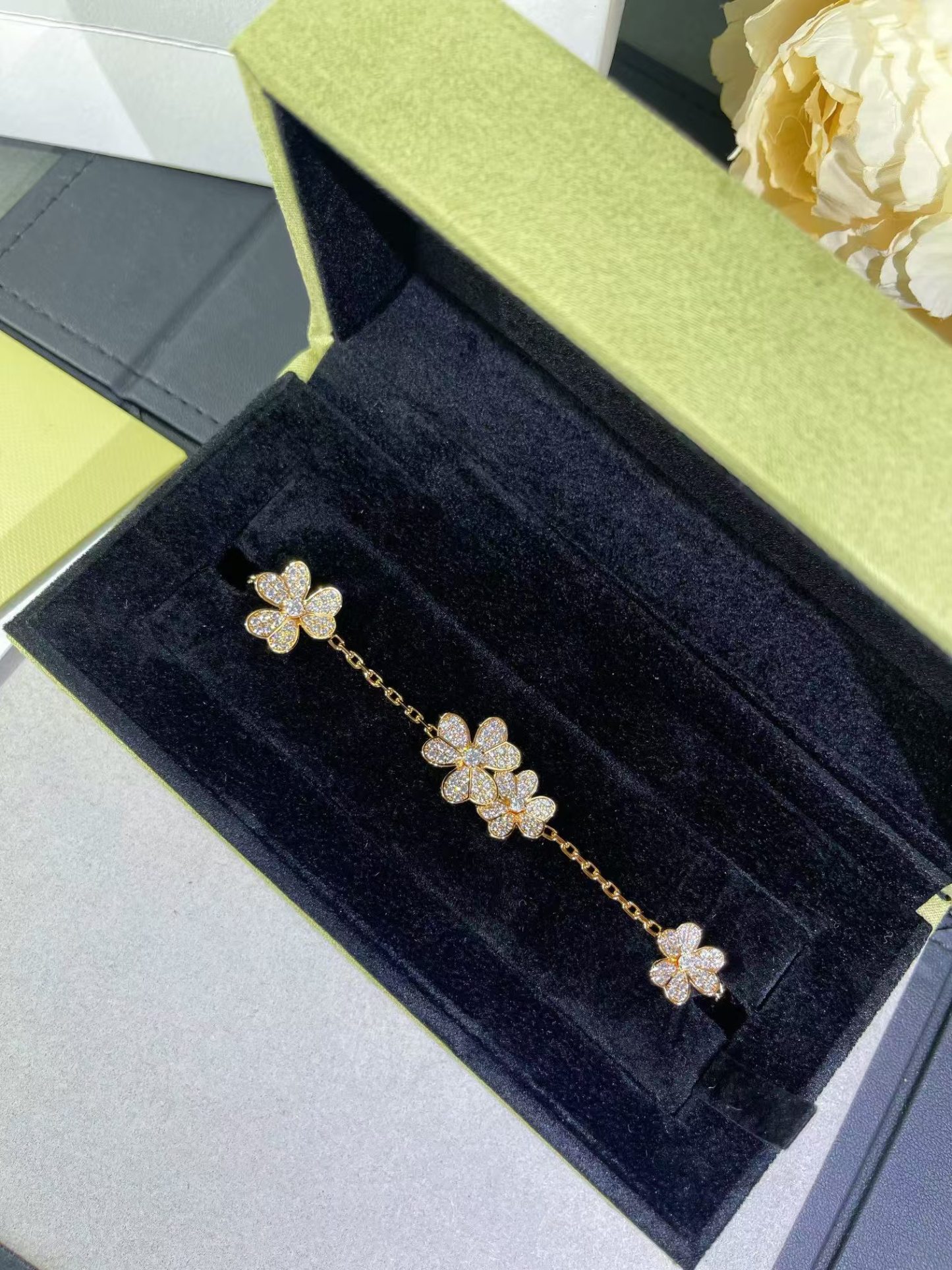 Buy replica Van Cleef & Arpels Frivole Bracelet 5 Flowers and replica jewelry from PICKS Jewelry