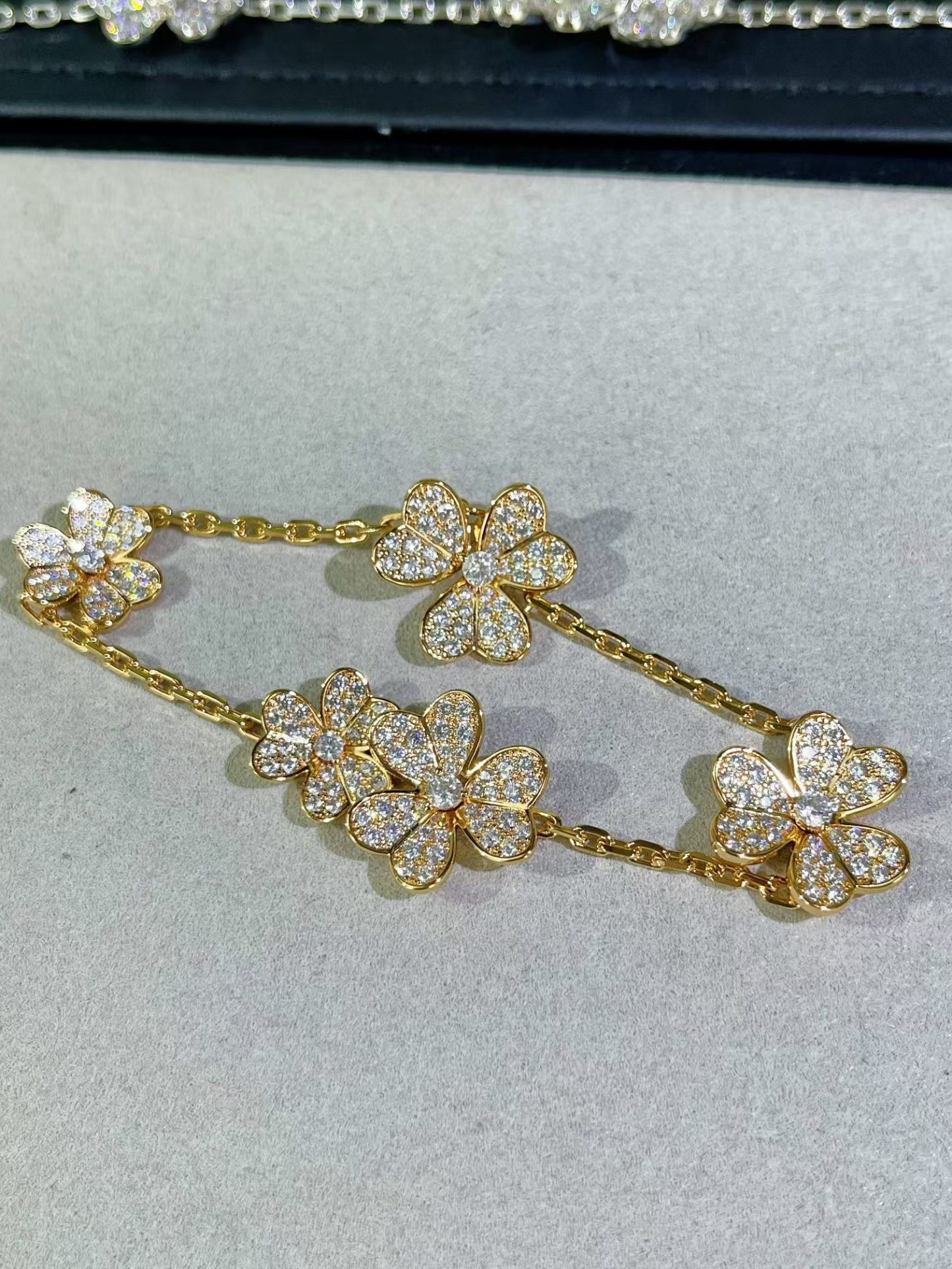 Buy replica Van Cleef & Arpels Frivole Bracelet 5 Flowers and replica jewelry from PICKS Jewelry