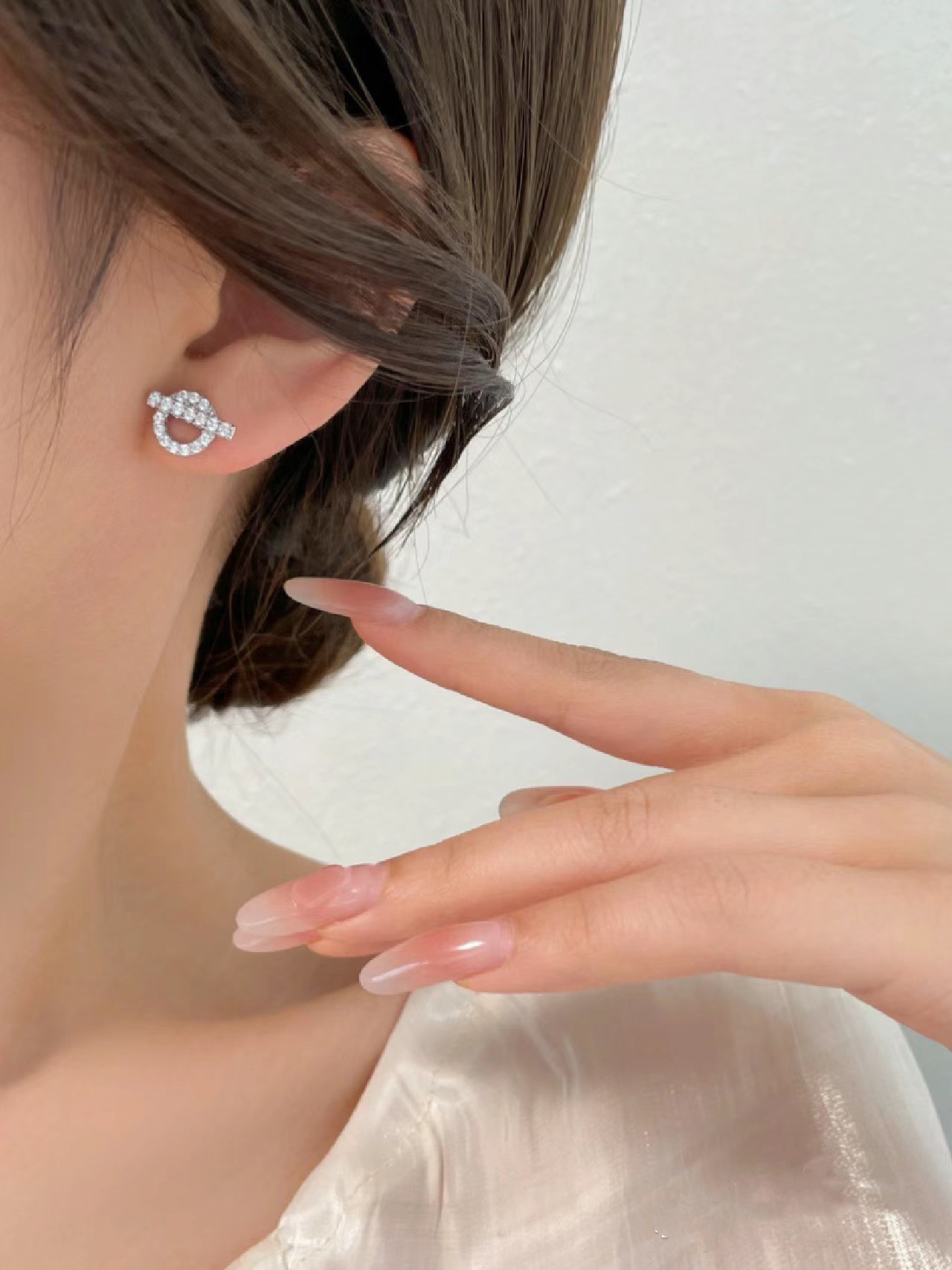 Buy replica Hermes Diamond Paved Q Stud Earrings and replica jewelry from PICKS Jewelry