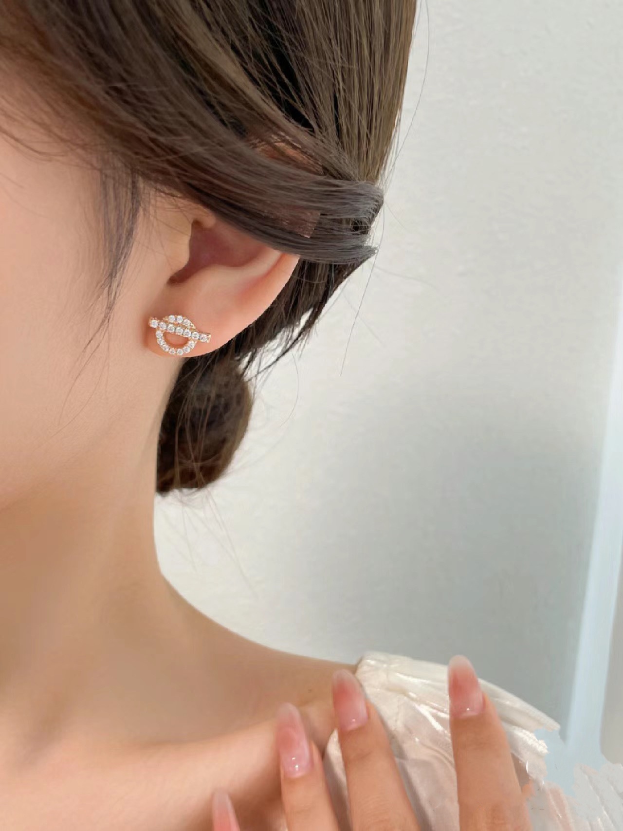 Buy replica Hermes Diamond Paved Q Stud Earrings and replica jewelry from PICKS Jewelry