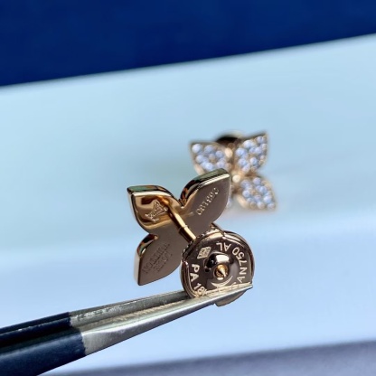 Buy replica Louis Vuitton Diamond Flower Stud Earrings and replica jewelry from PICKS Jewelry