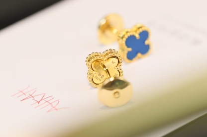 Buy replica Van Cleef & Arpels Earstuds Earring - Mini and replica jewelry from PICKS Jewelry