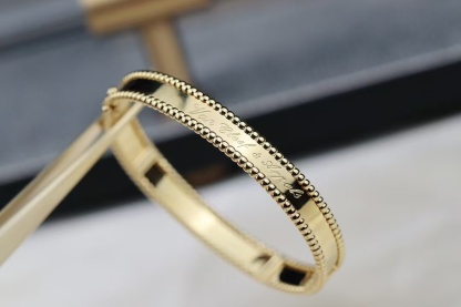 Buy replica Van Cleef & Arpels Perlée Signature Bracelet - Medium Bangle and replica jewelry from PICKS Jewelry