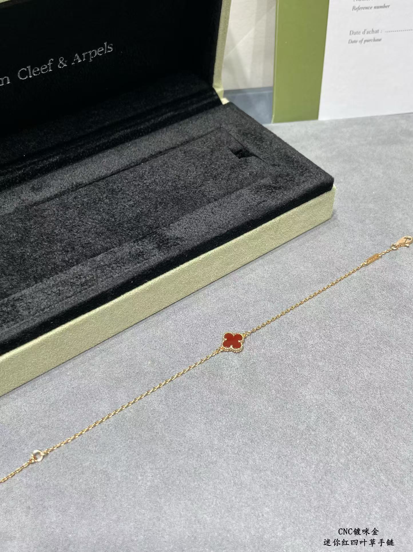Buy replica Van Cleef & Arpels Red Agate Single Clover Bracelet and replica jewelry from PICKS Jewelry