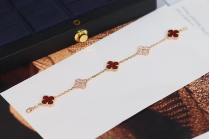 Buy replica Van Cleef & Arpels Carnelian Five Clover Bracelet 5 Motifs and replica jewelry from PICKS Jewelry
