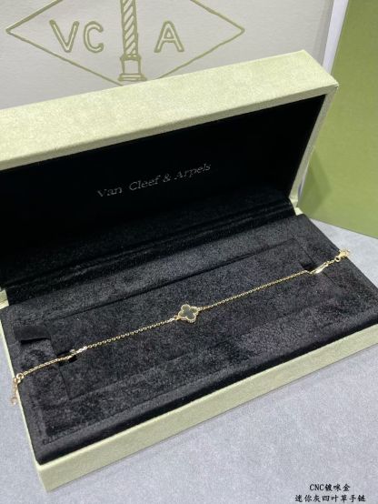 Buy replica Van Cleef & Arpels Natural Grey Mother of Pearl Single Clover Bracelet and replica jewelry from PICKS Jewelry