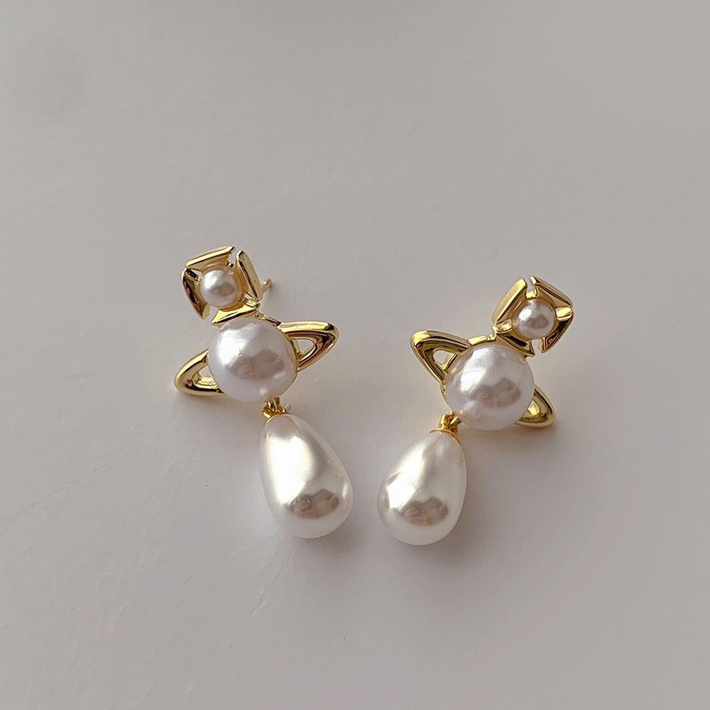 Buy replica Vivienne Westwood Teardrop Pearl Saturn Earrings and replica jewelry from PICKS Jewelry
