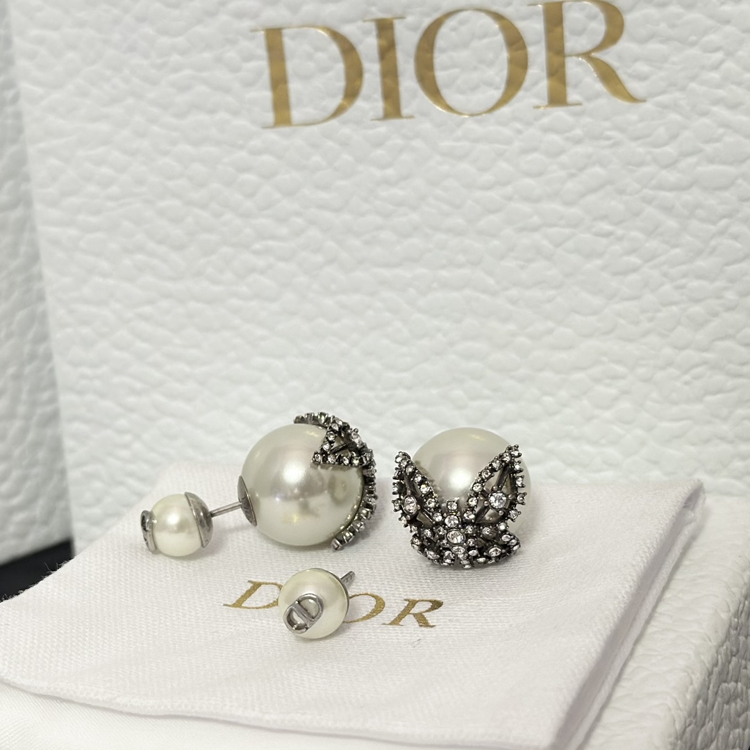Buy replica Dior Butterfly Paved on Pearl Stud Earrings and replica jewelry from PICKS Jewelry