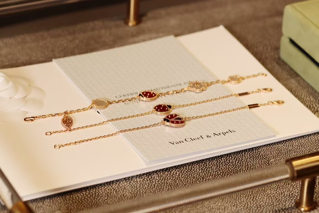 Buy replica Van Cleef & Arpels Lucky Spring Bracelet, 5 Motifs and replica jewelry from PICKS Jewelry