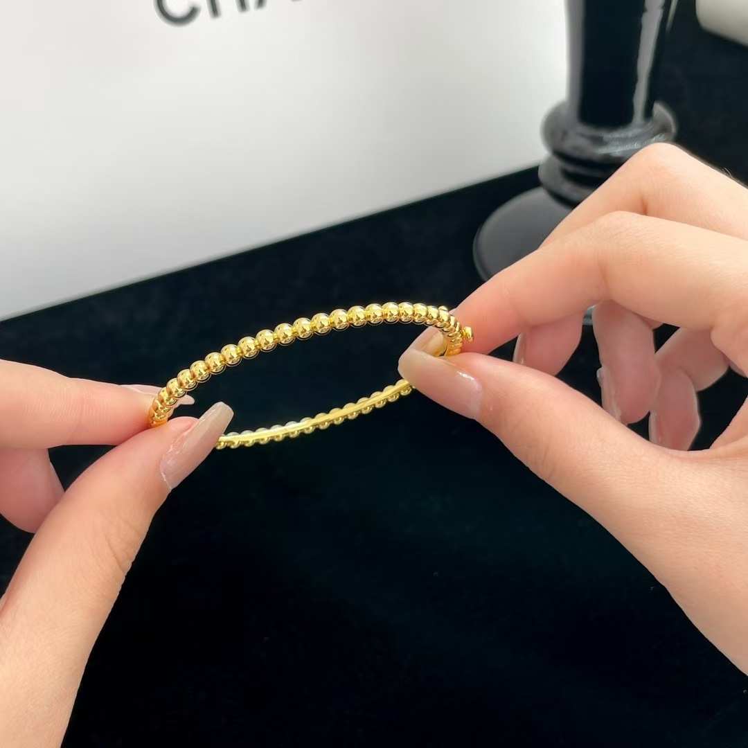 Buy replica Van Cleef & Arpels Perlée Pearls of Gold Bracelet - Medium Bangle and replica jewelry from PICKS Jewelry