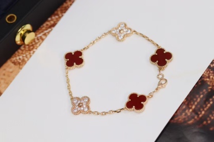 Buy replica Van Cleef & Arpels Carnelian Five Clover Bracelet 5 Motifs and replica jewelry from PICKS Jewelry